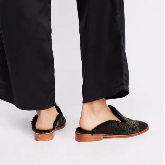 Free People Butterfly Effect Black Velvet Faux Sherpa Lined Flats EU 36/37 BNWOB - Picture 2 of 14